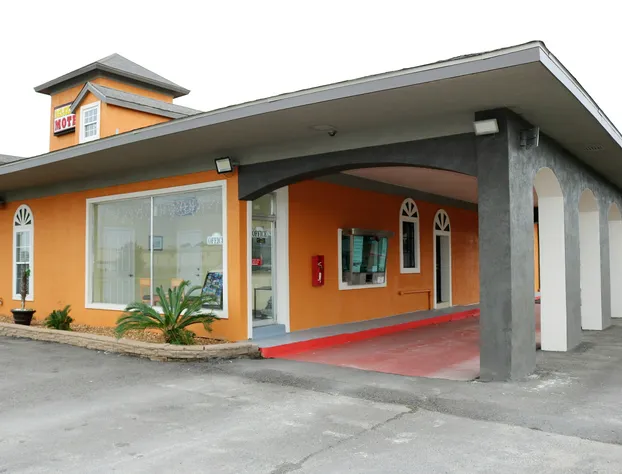 Deluxe Inn Motel hotel detail image 1