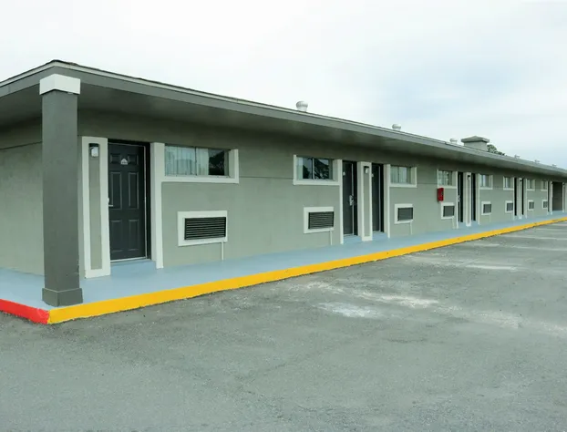 Deluxe Inn Motel hotel detail image 2