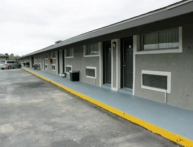 Deluxe Inn Motel hotel detail image 3