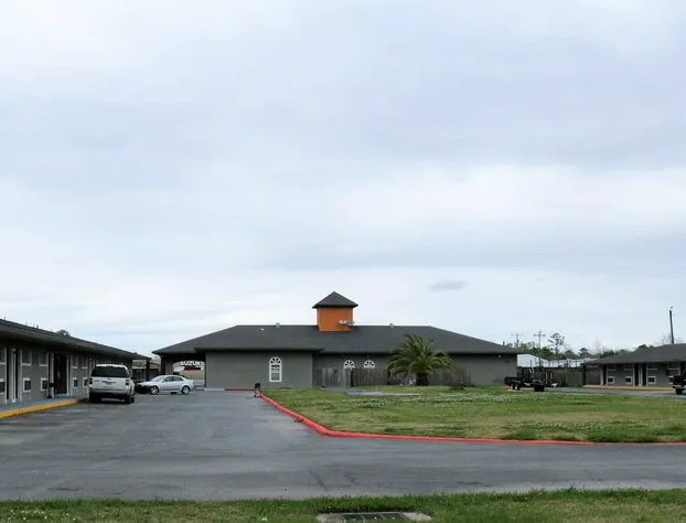 Deluxe Inn Motel hotel detail image 4