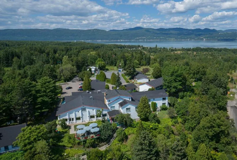 Hotel La Roche Pleureuse hotel hero