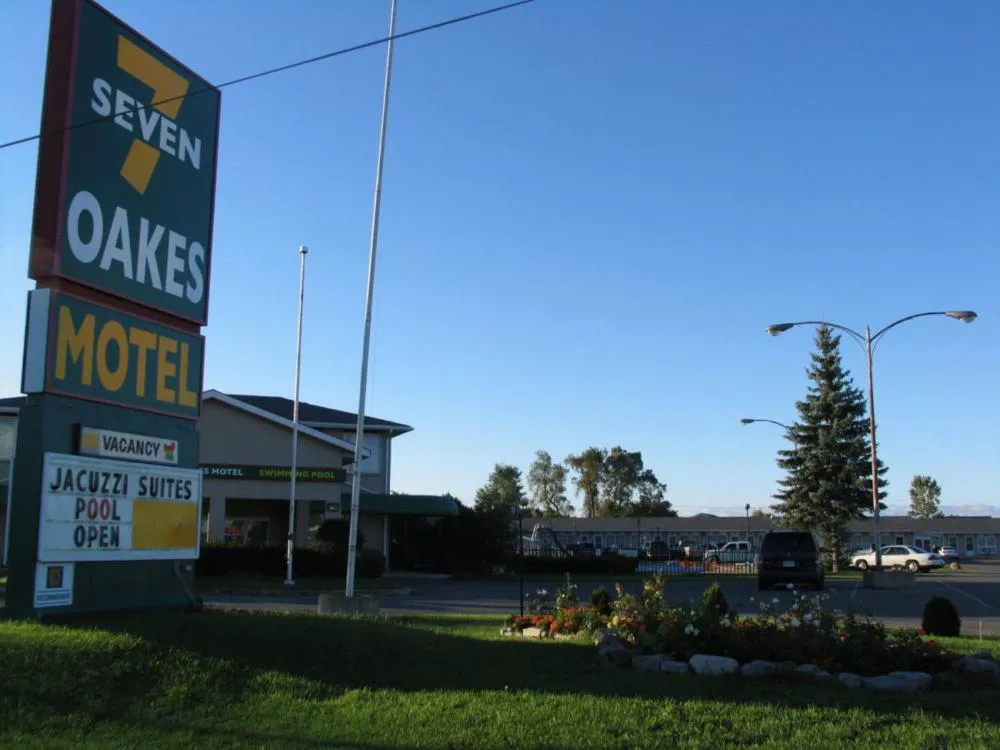 Seven Oakes Motel hotel hero