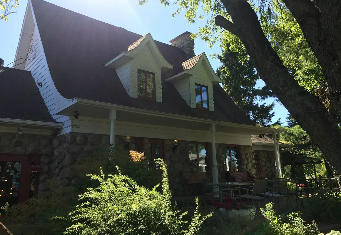 Auberge Le Flores hotel hero