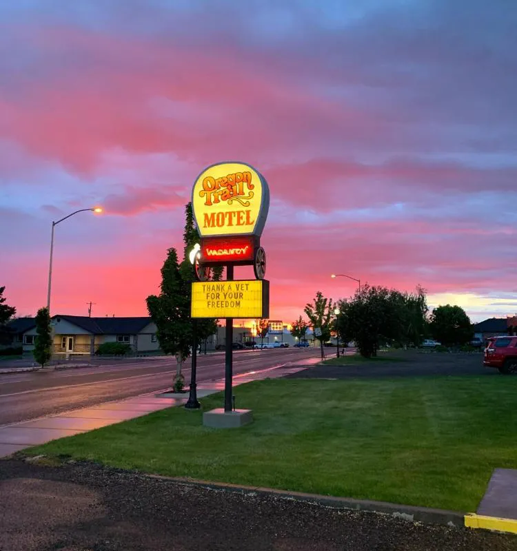 Oregon Trail Inn hotel hero