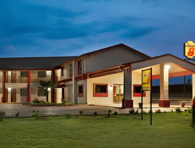 Super 8 by Wyndham Corsicana hotel detail image 1