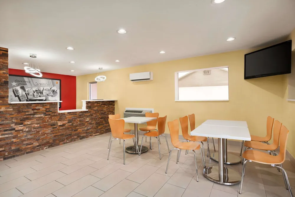 Super 8 by Wyndham Corsicana hotel hero