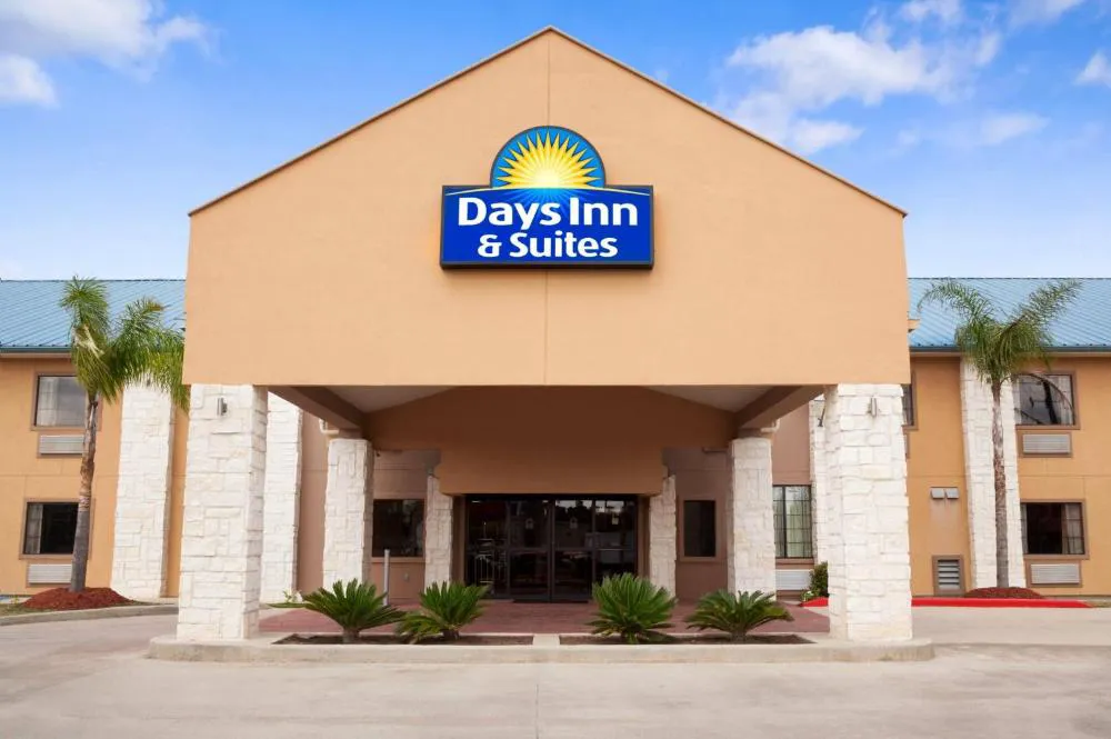 Days Inn & Suites by Wyndham Conroe North hotel hero