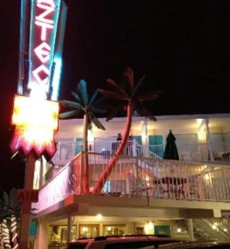 Aztec Motel hotel hero