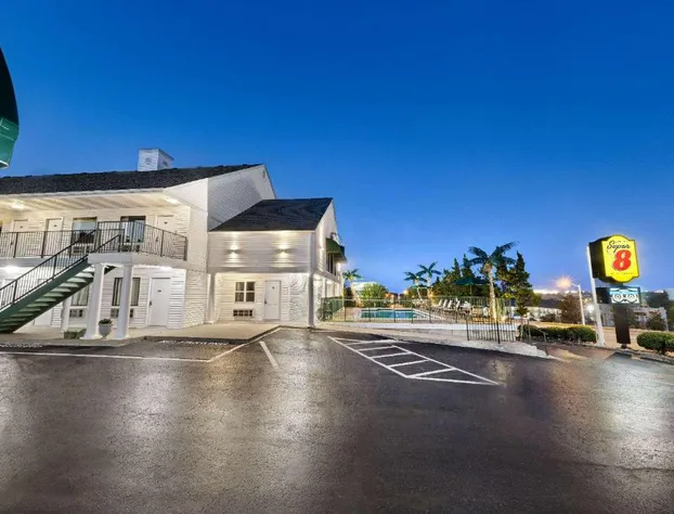 Super 8 by Wyndham Branson / Shepherd of the Hills Exwy hotel detail image 1