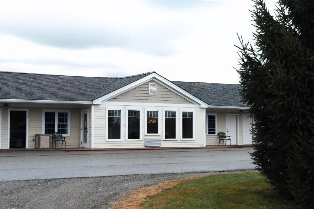 Yankee Clipper Motel hotel hero