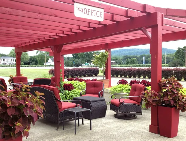 Vinehurst Inn And Suites hotel detail image 1