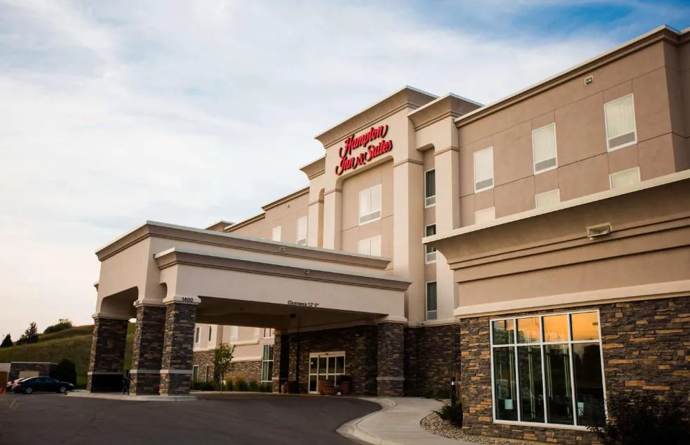 Hampton Inn & Suites Minot Airport hotel hero