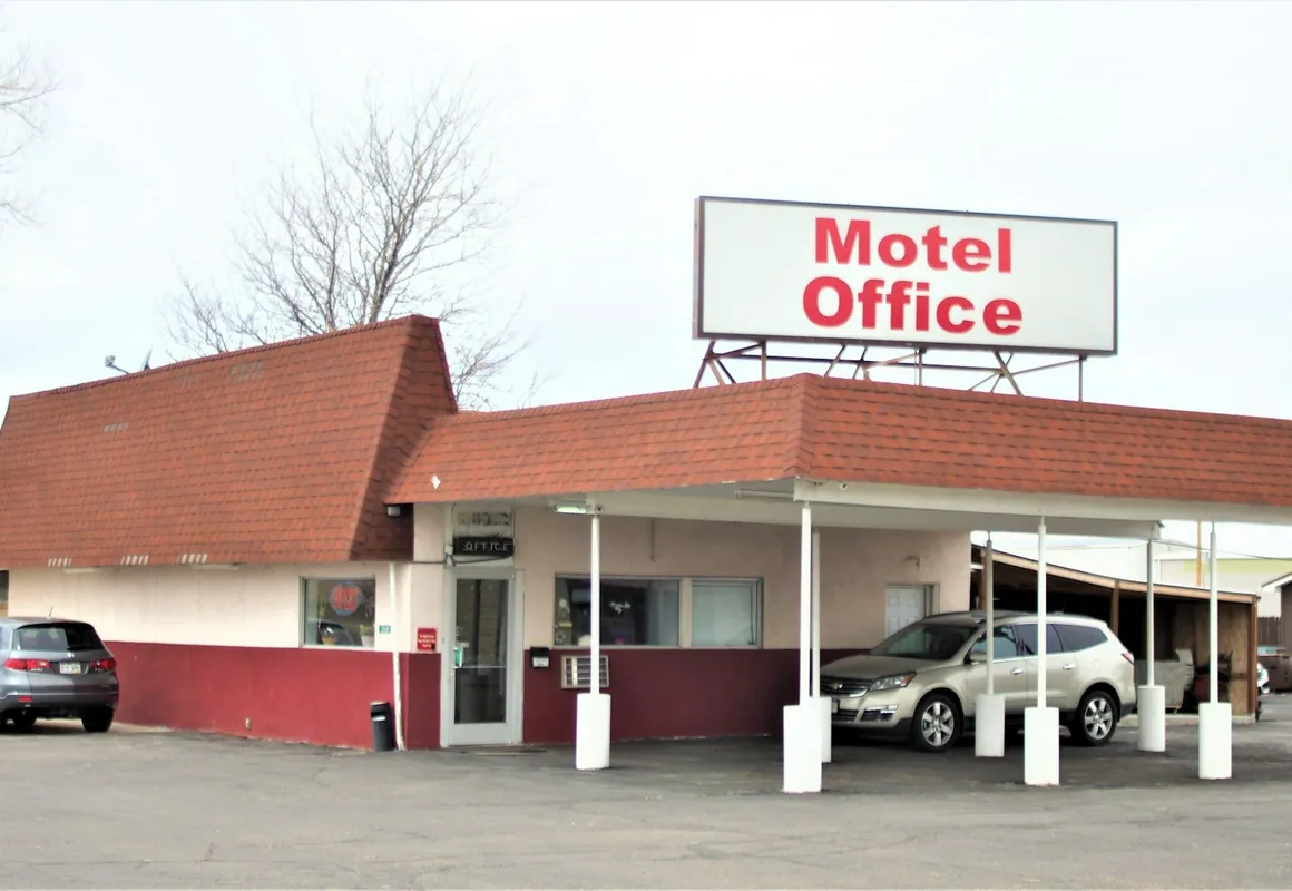 Country Manor Motel Watkins hotel hero