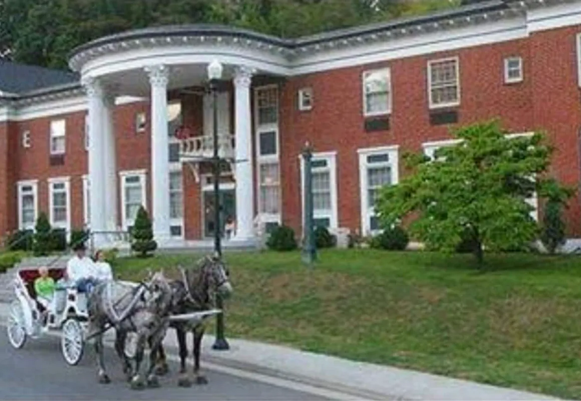 MacArthur Inn hotel hero