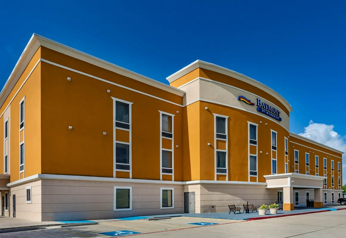 Baymont by Wyndham Victoria hotel hero