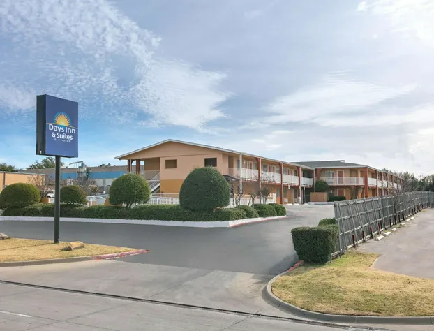 Days Inn & Suites by Wyndham Arlington Near Six Flags hotel detail image 1