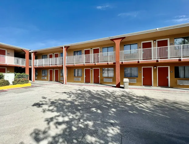 Days Inn & Suites by Wyndham Arlington Near Six Flags hotel detail image 2