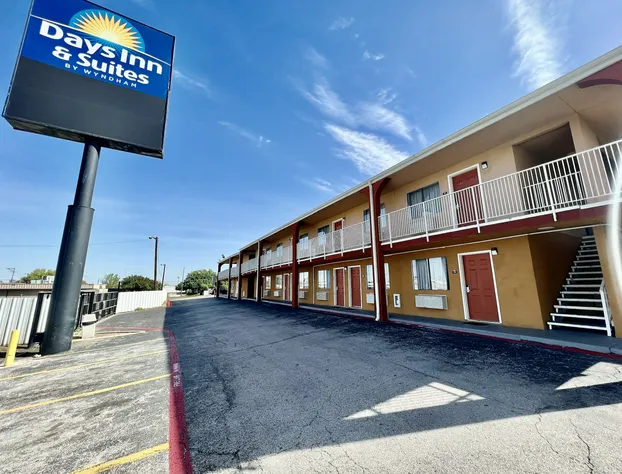 Days Inn & Suites by Wyndham Arlington Near Six Flags hotel detail image 3