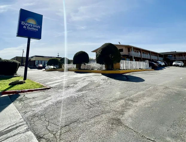 Days Inn & Suites by Wyndham Arlington Near Six Flags hotel detail image 4