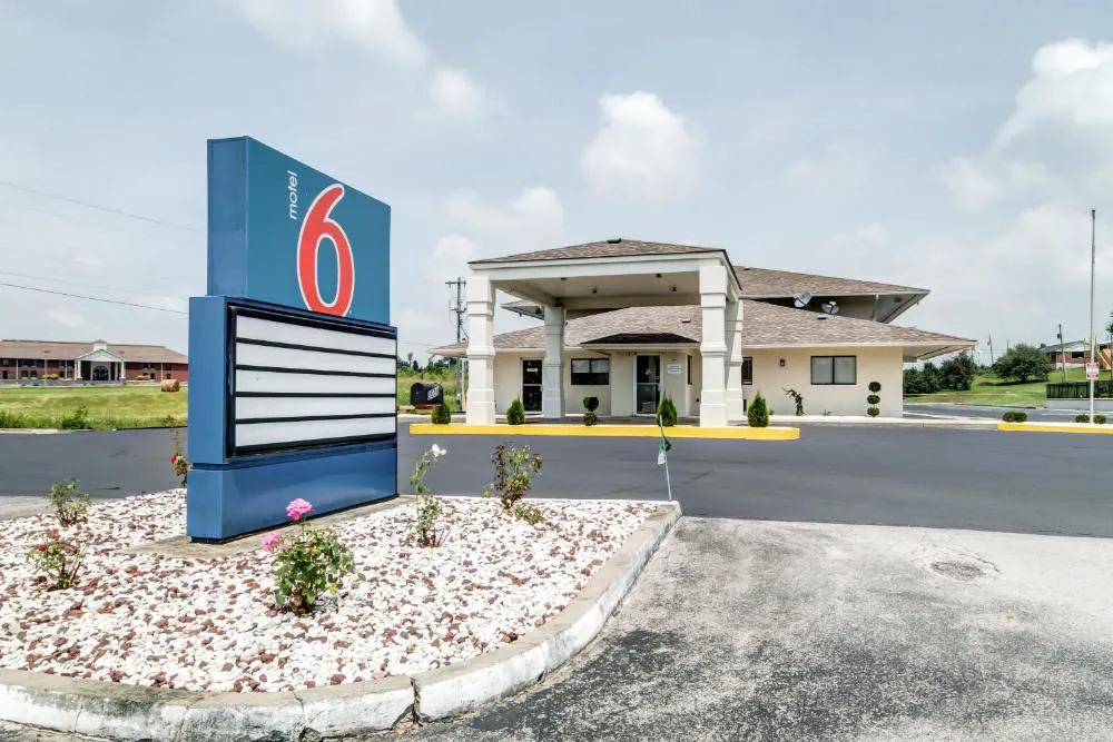 Motel 6 Berea, KY hotel hero