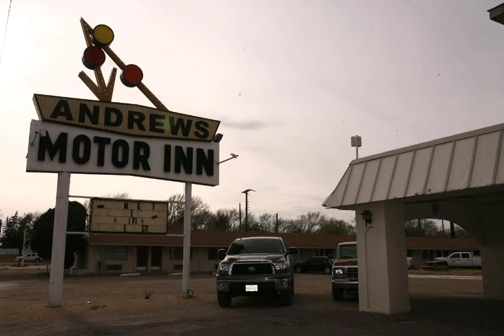 Andrews Motor Inn hotel hero