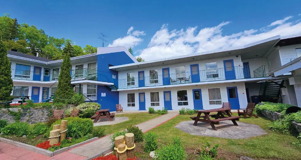 Hôtel Motel Les Voitures d'Eau hotel hero