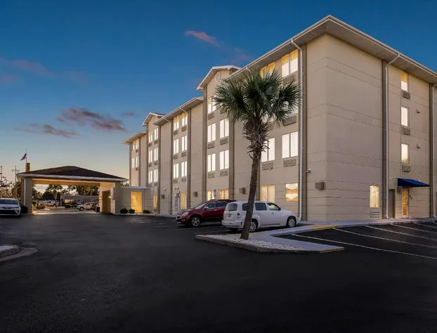 Comfort Inn & Suites hotel detail image 1