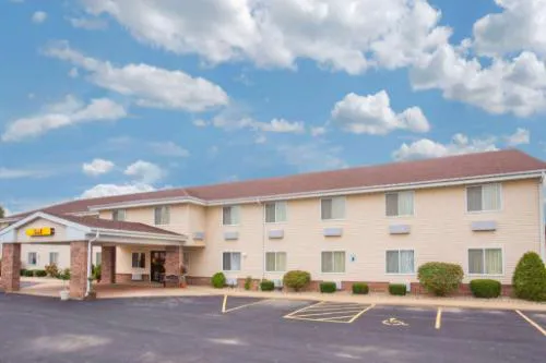 Super 8 by Wyndham Galva hotel hero