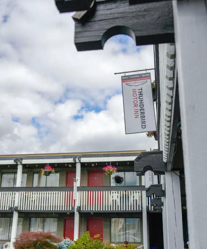 Thunderbird Motor Inn hotel hero