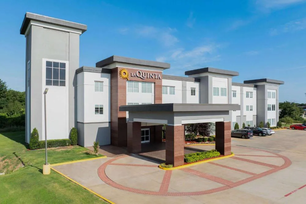La Quinta Inn & Suites by Wyndham Muskogee hotel hero