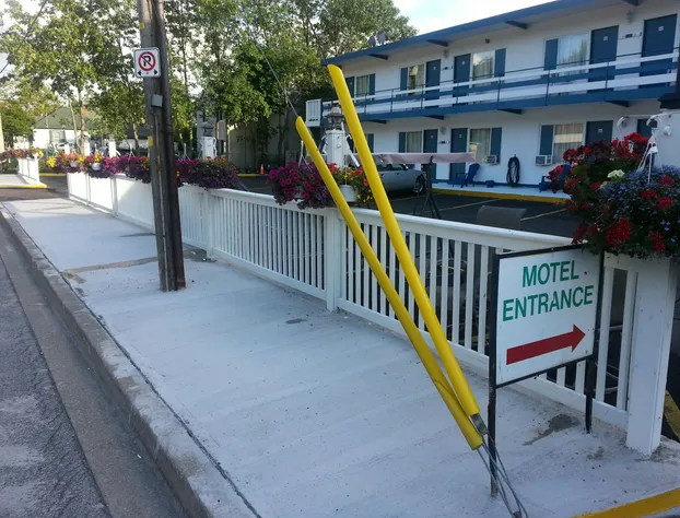 Niagara Parkway Court Motel hotel detail image 4