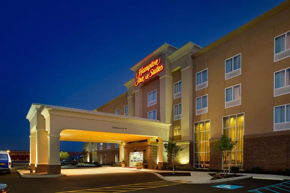 Hampton Inn & Suites Buffalo Airport hotel hero