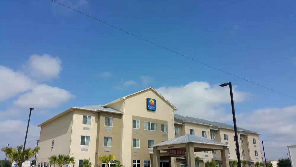 Comfort Inn & Suites Lakeside hotel hero