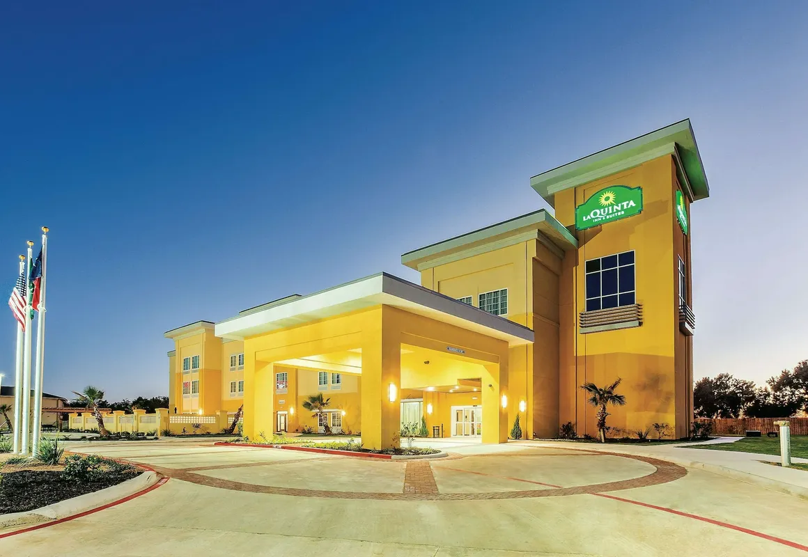 La Quinta Inn & Suites by Wyndham Cotulla hotel hero