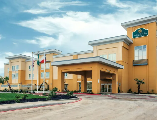 La Quinta Inn & Suites by Wyndham Cotulla hotel detail image 1