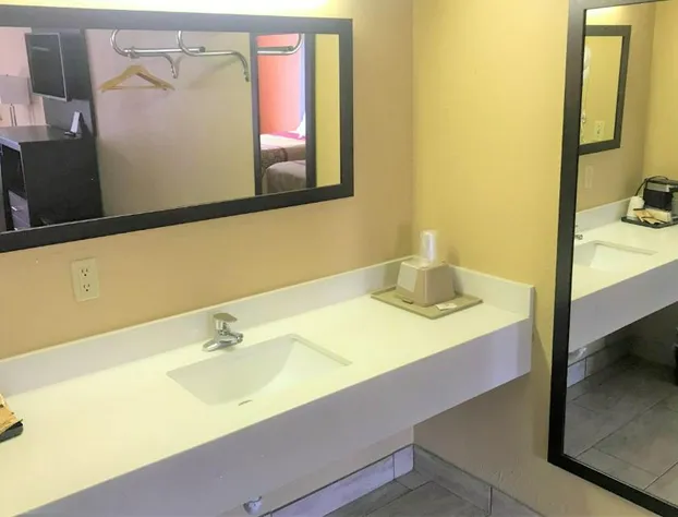 Conner Hill Motor Lodge hotel detail image 4