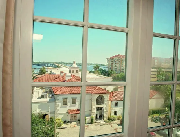 Hampton Inn & Suites Bradenton Downtown Historic District hotel detail image 1