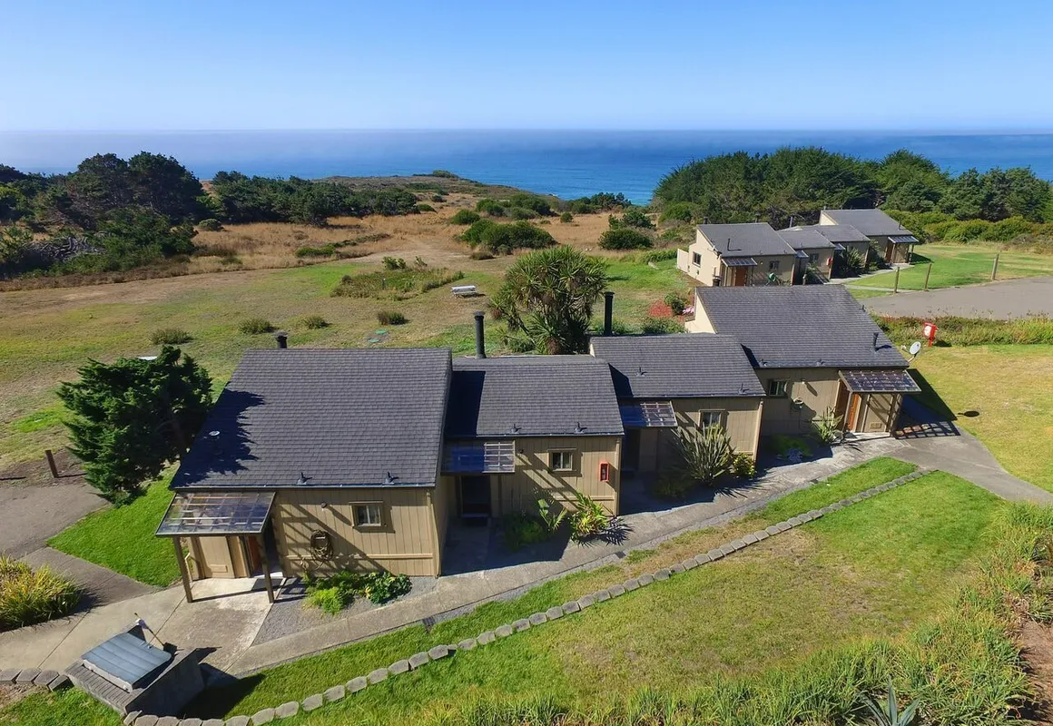 Fort Ross Lodge hotel hero