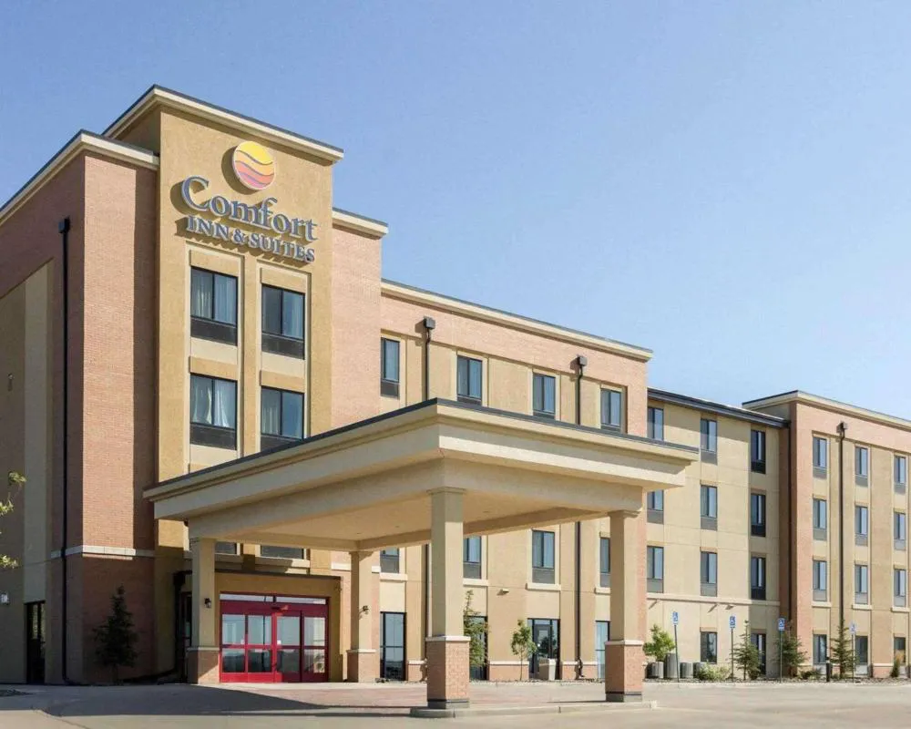 Comfort Inn & Suites Watford City hotel hero