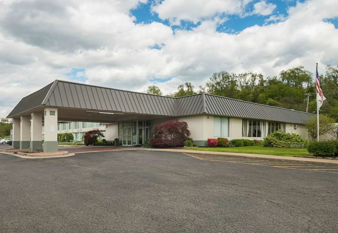 Clarion Inn Fairmont hotel hero