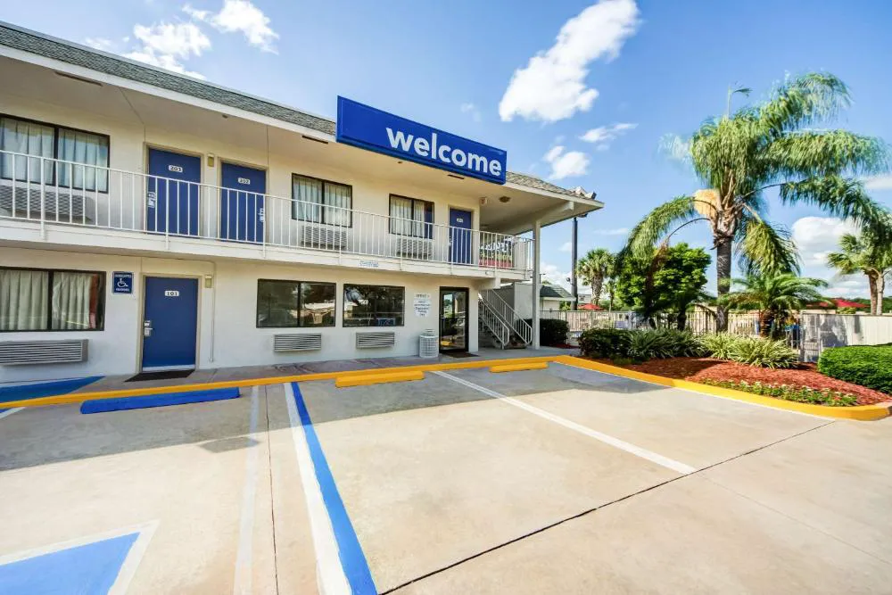 Motel 6 Lakeland, FL hotel hero