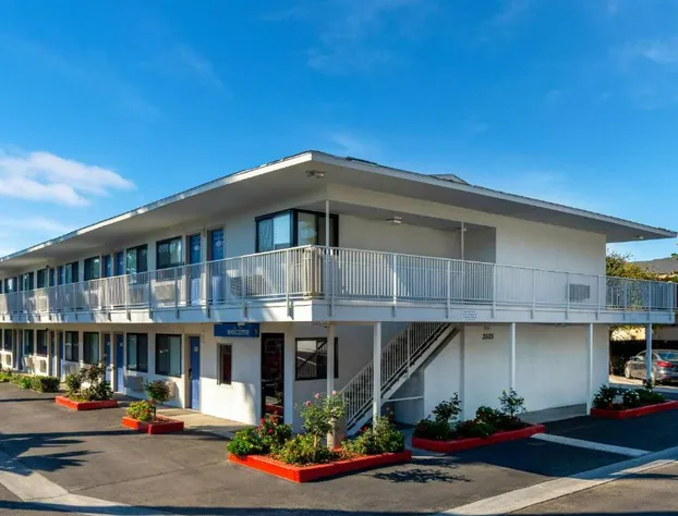 Motel 6 Santa Barbara, CA - State Street hotel detail image 2