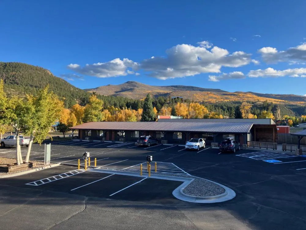 LOGE Wolf Creek hotel hero