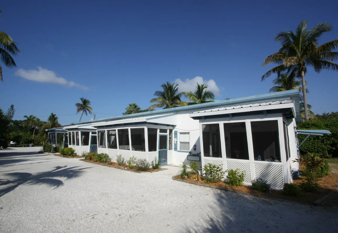Tropical Winds Motel & Cottages hotel hero