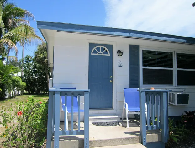 Tropical Winds Motel & Cottages hotel detail image 2