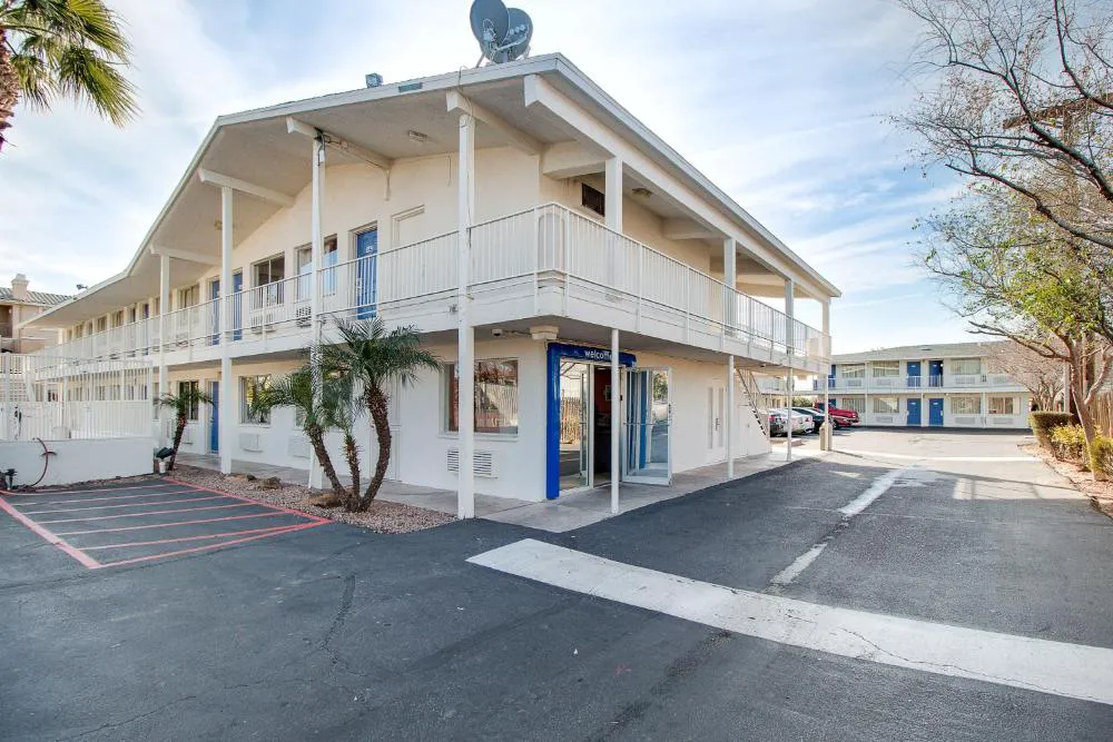 Motel 6 Phoenix East hotel hero