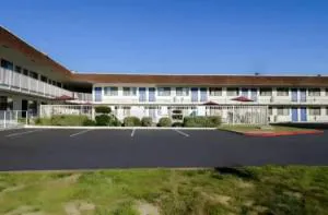 Super 8 by Wyndham Turlock hotel hero