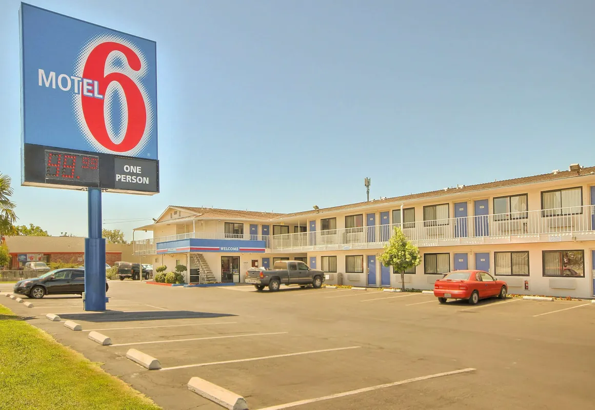 Motel 6 Fresno, CA - Blackstone North hotel hero