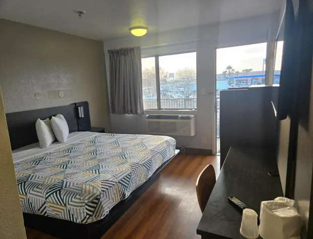 Super 8 by Wyndham Tracy hotel detail image 3