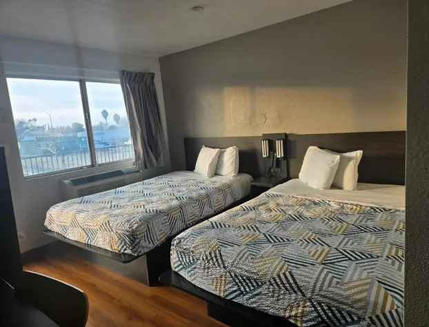 Super 8 by Wyndham Tracy hotel detail image 4